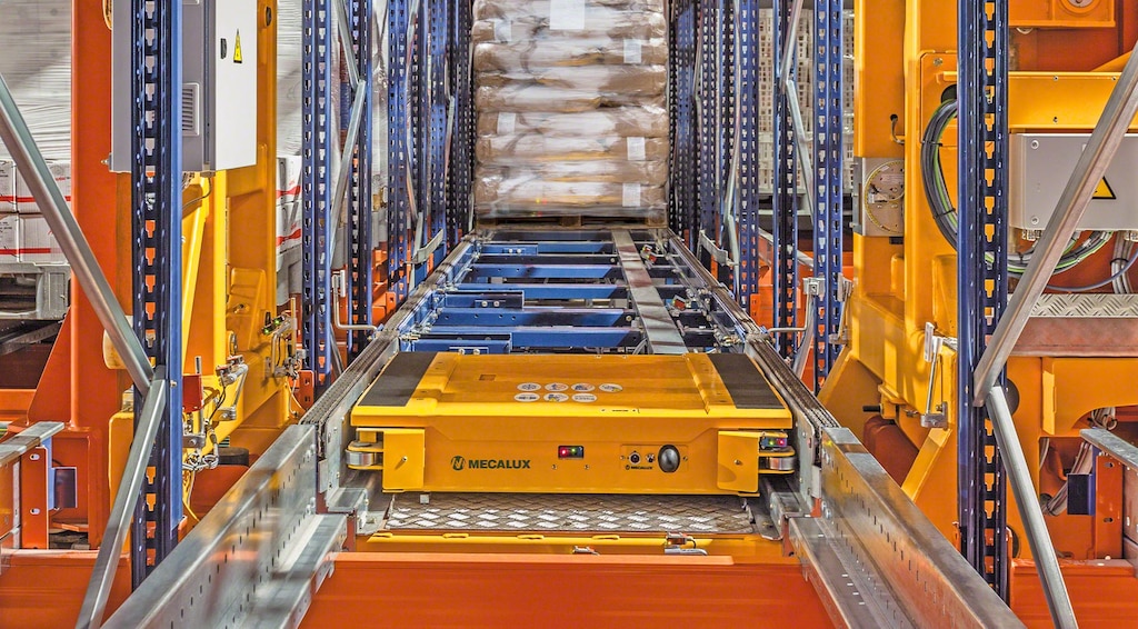 Automated Pallet Shuttle AS/RS system in high-density warehouse racking