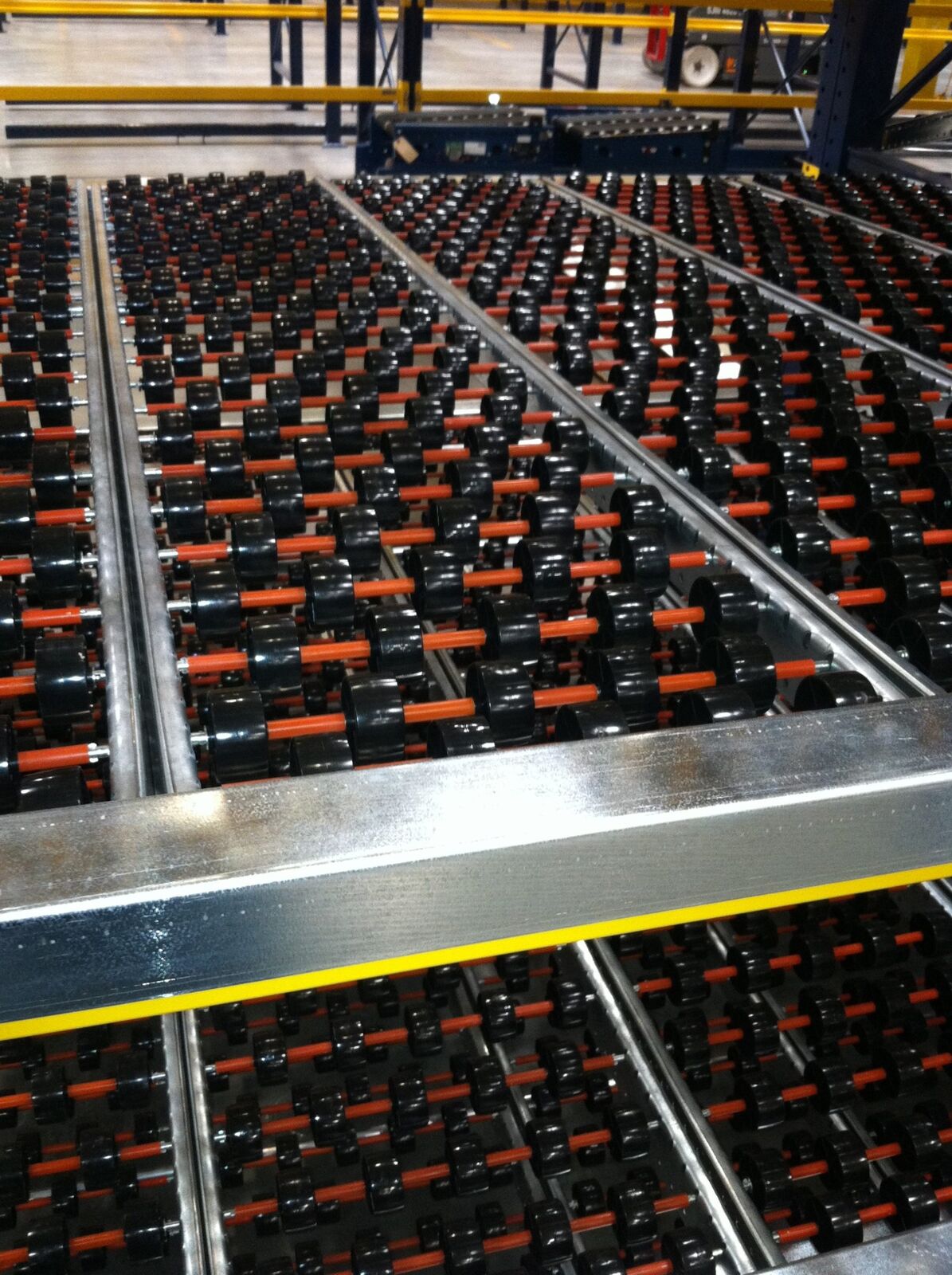 Flextrak carton flow bed with roller wheels