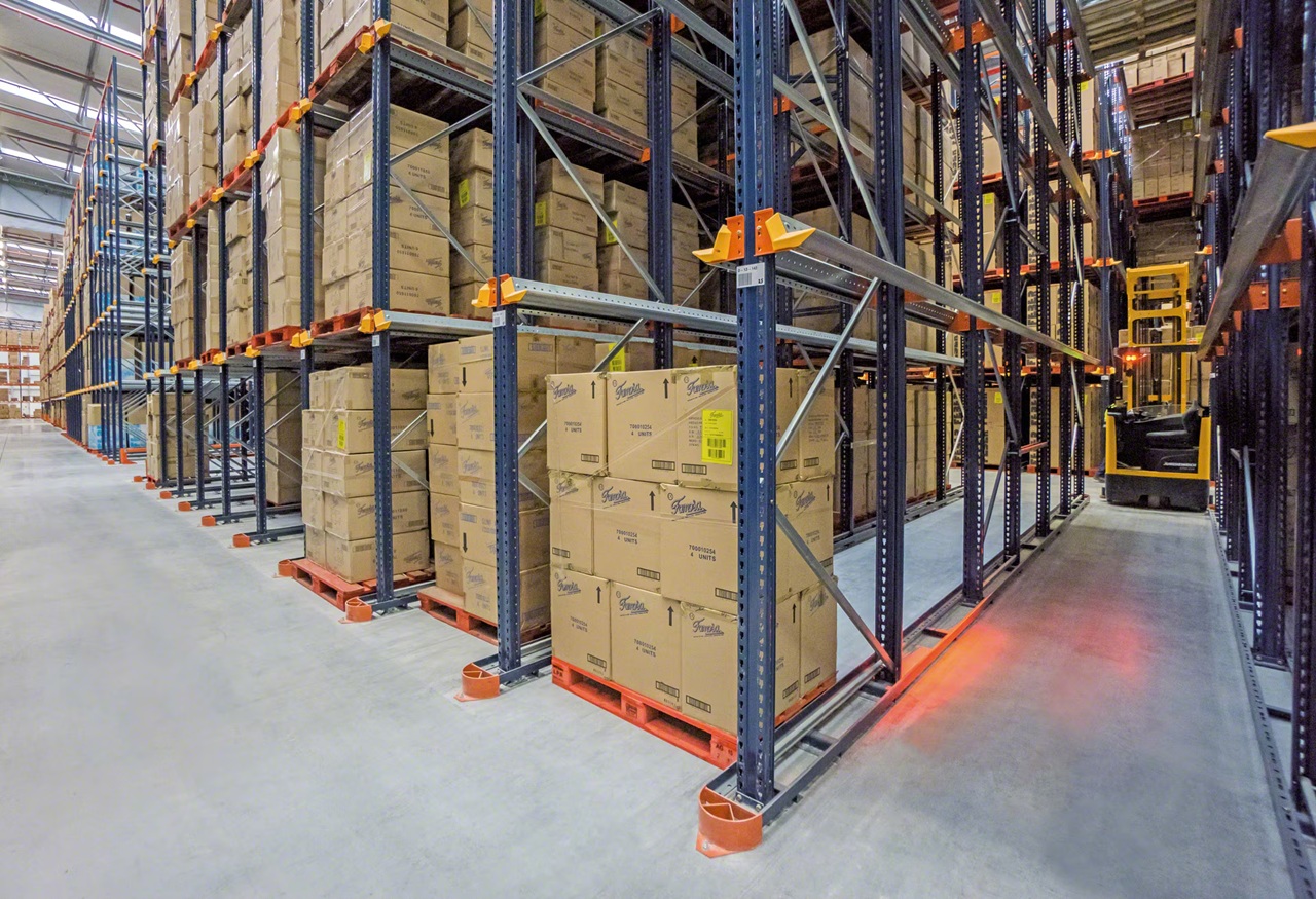 Industrial drive-in rack storage system with pallets