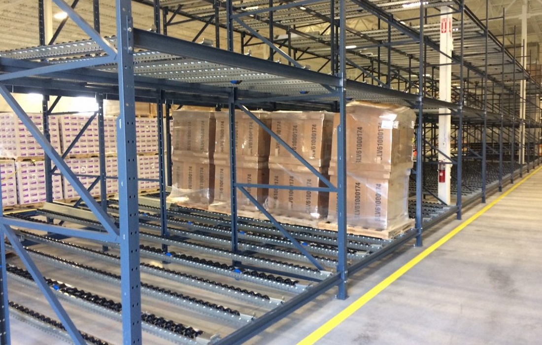 Industrial pallet flow rack storage system with loaded pallets